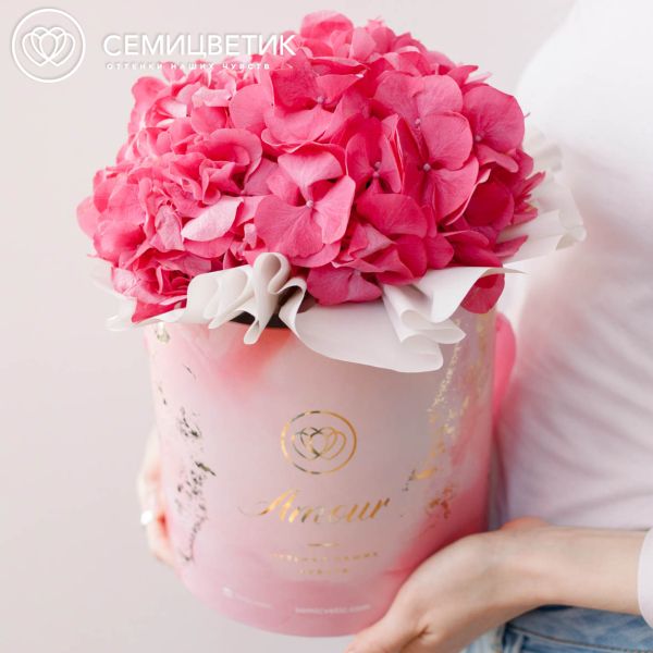 Букет в розовой шляпной коробке Amour Mini из 3 розовых гортензий