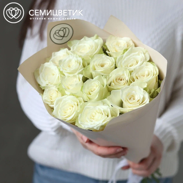 Букет из 15 белых роз Athena 50 см (Кения) в кремовой упаковке
