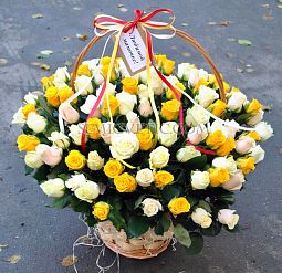 Композиция из 101 белой и желтой розы (Россия) с зеленью в корзине