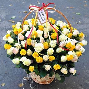 Композиция из 101 белой и желтой розы (Россия) с зеленью в корзине