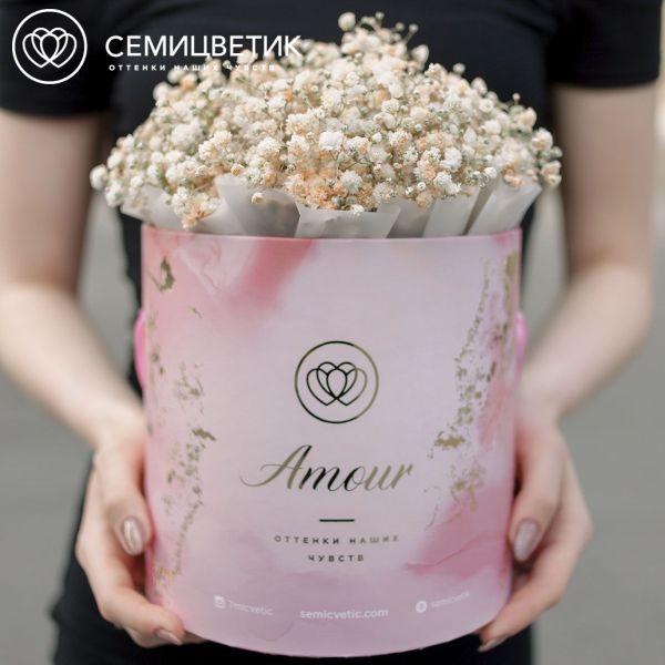 Букет в розовой шляпной коробке Amour Mini из 7 бежевых гипсофил