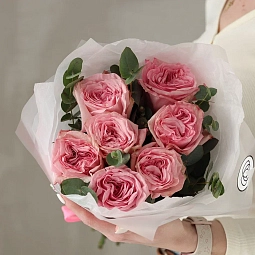 Букет из 7 пионовидных нежно-розовых роз Pink Ohara (Эквадор) 50 см с эвкалиптом