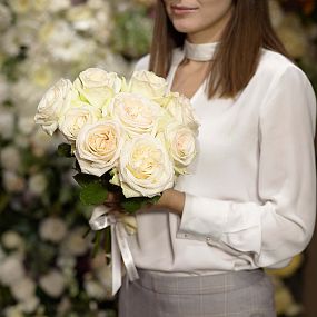 Букет из 9 белых пионовидных роз White O'Hara 40 см