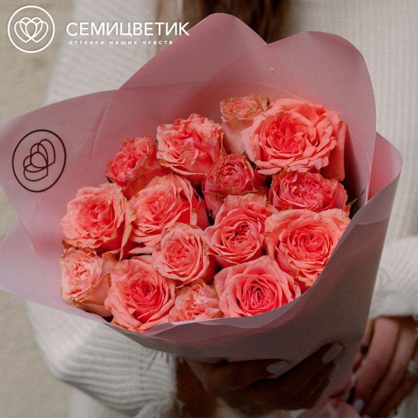 Букет из 15 кораллово-розовых пионовидных роз Wild Love 40 см