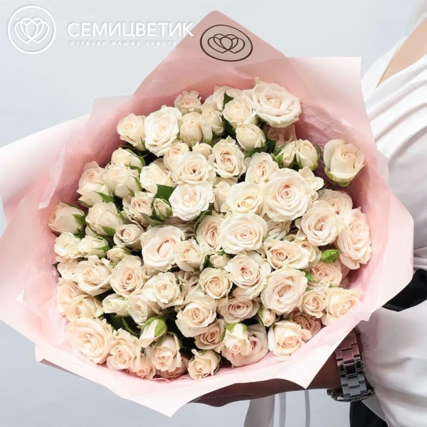 Букет из 21 кремовой кустовой розы 40 см (Кения) в розовой пленке