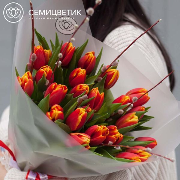 Букет из 25 красно-желтых тюльпанов 40 см с веточками вербы