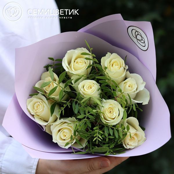 Букет из 9 белых роз с крупным бутоном 40 см (Кения) с фисташкой