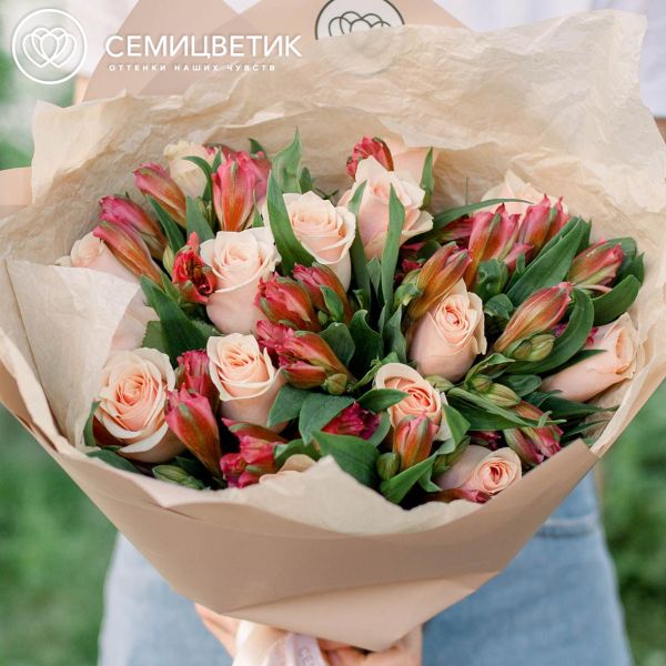 Букет из 15 персиковых роз 40 см (Кения) и 7 красных альстромерий