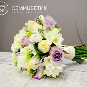Свадебный букет из роз, фрезии и брунии