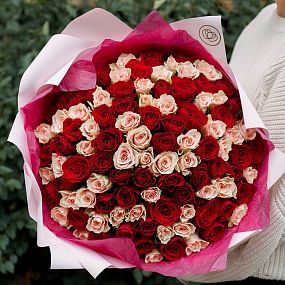 Букет из 101 красной и нежно-розовой розы 40 см (Кения)