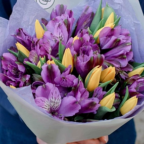 Букет из 16 желтых тюльпанов 40 см и 7 альстромерий в фиолетовых тонах в голубой пленке