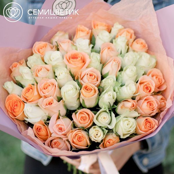 Букет из 51 белой и персиковой розы 40 см (Кения)