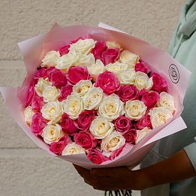 Букет из 51 розовой и белой розы 50 см (Россия)