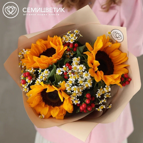 Букет из подсолнухов, матрикарии и гиперикума в зеленой пленке