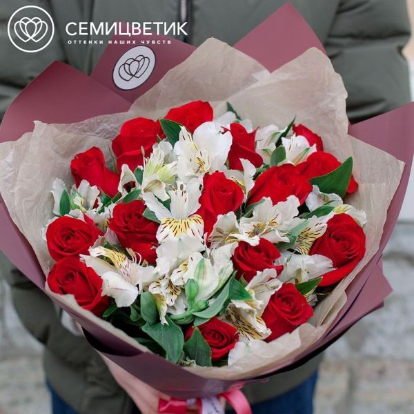 Букет из 15 красных роз (Россия) и 10 белых альстромерий