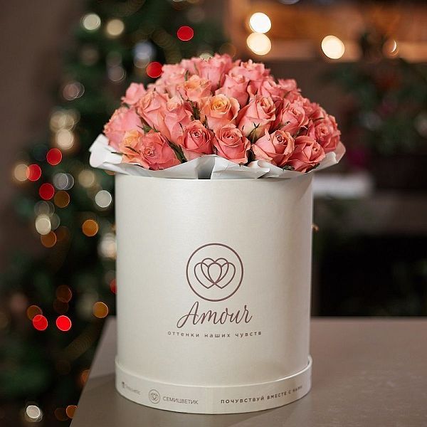 Букет в белой шляпной коробке Amour из 45 розовых роз (Кения) Premium