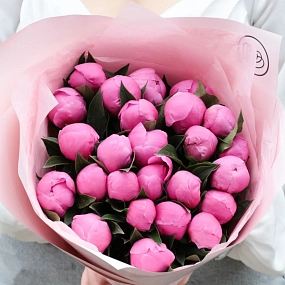 Букет из 25 ярко-розовых пионов Standart в бордовой пленке