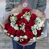 Букет из 15 красных роз РФ и 10 белых лизиантусов