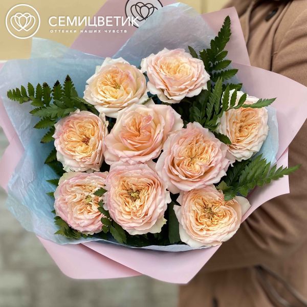 Букет из 9 персиковых пионовидных роз Flash Back 40 см c папоротником