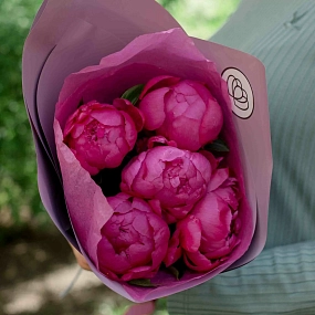 Букет из 5 ярко-розовых пионов Standart Plus в сиреневой пленке