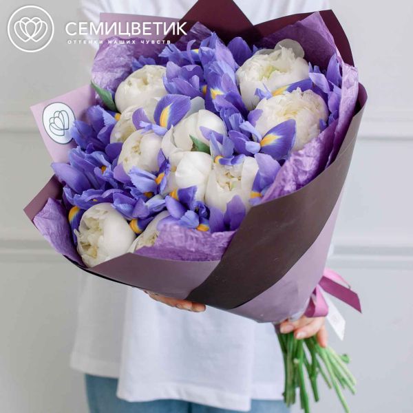 Букет из 10 белых пионов Premium и 15 синих ирисов