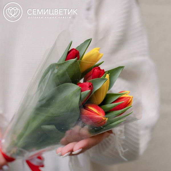 Букет из 7 тюльпанов микс 40 см в пленке