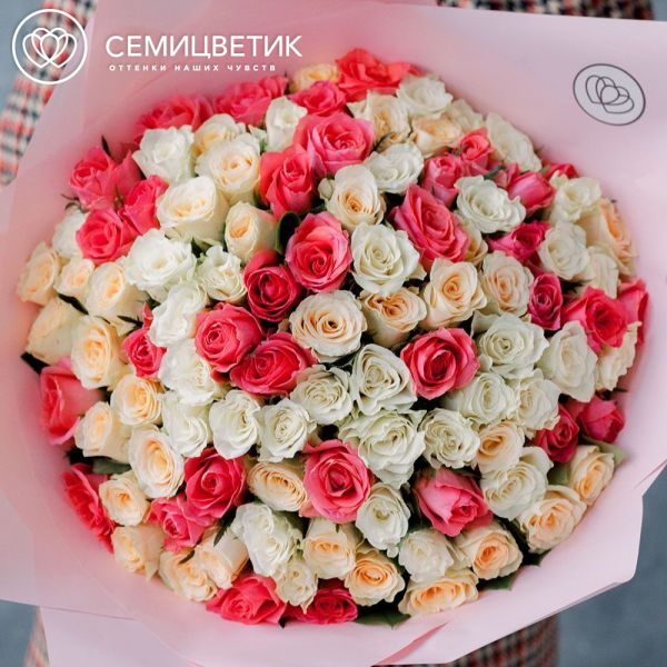 Букет из 101 кремовой, белой и коралловой розы 30 см (Кения) 