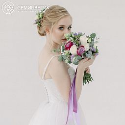 Свадебный букет бело-сиреневый из роз, лизиантусов и фрезии