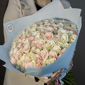 Букет из 101 белой и нежно-розовой розы 40 см (Кения) в голубой пленке