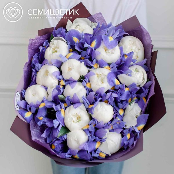 Букет из 15 белых пионов Premium и 26 синих ирисов