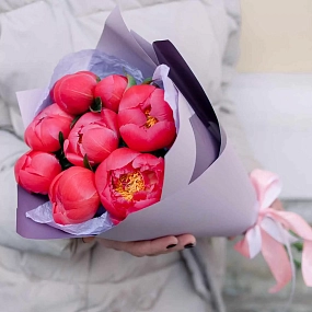 Монобукет  из 9 коралловых пионов Coral Sunset Premium в сиреневой пленке