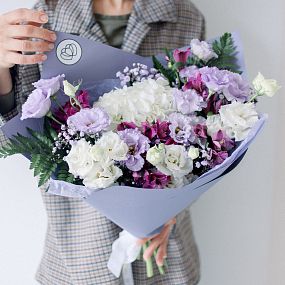 Букет из гортензии, гипсофилы, альстромерии, лизиантусов с фисташкой и папоротником в упаковке