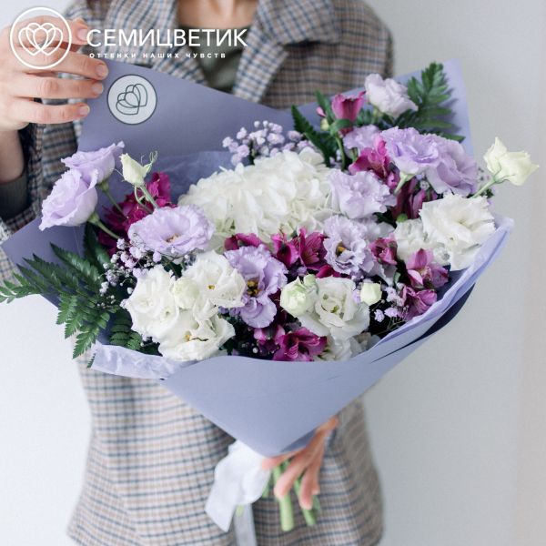 Букет из гортензии, гипсофилы, альстромерии, лизиантусов с фисташкой и папоротником в упаковке