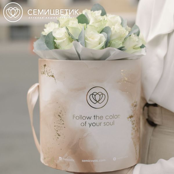 Букет в бежевой шляпной коробке Amour Mini из 21 белой розы (Кения) с эвкалиптом