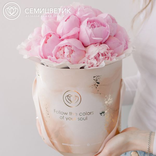 Букет в бежевой шляпной коробке Amour Mini из 21 розового пиона Standart Plus