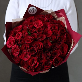 Букет из 51 красной розы 35-40 см (Кения) в бордовой упаковке