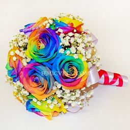 Свадебный букет из радужных роз и гипсофилы