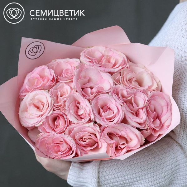 Букет из 15 нежно-розовых роз Esperance 50 см (Кения) в розовой пленке