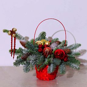 Новогодняя композиция с яблоками в маленькой корзине
