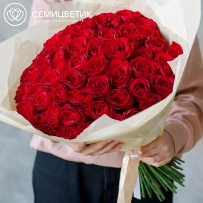Букет из 65 красных роз 35-40 см (Кения) в кремовой пленке