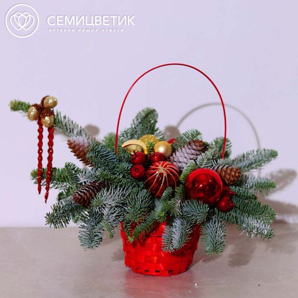 Новогодняя композиция с яблоками в маленькой корзине