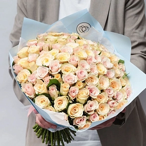 Букет из 101 кремовой и нежно-розовой розы 30 см (Кения) в голубой пленке