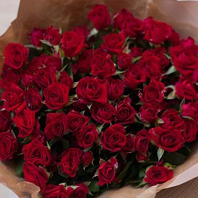 Свадебный букет  из 23 красных кустовых роз 40 см (Кения)
