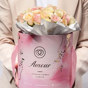 Большой букет  в розовой шляпной коробке Amour Mini из 31 розы (Кения) нежный микс