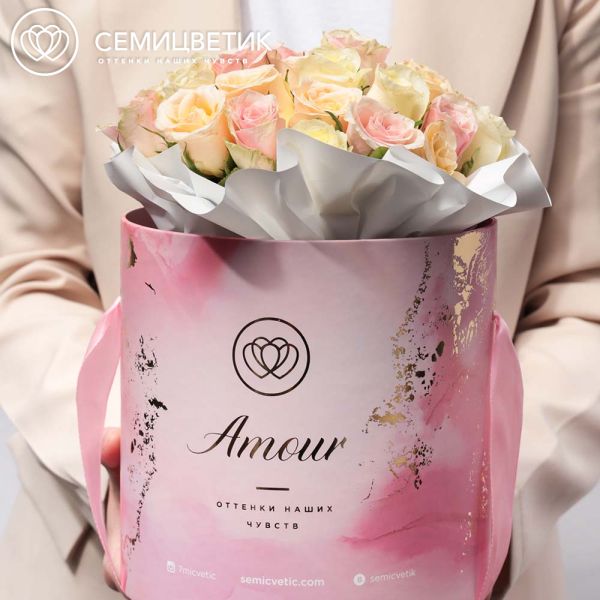Букет в розовой шляпной коробке Amour Mini из 31 розы (Кения) нежный микс