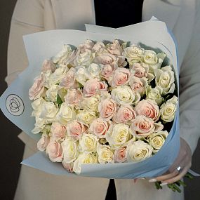 Букет из 51 белой и нежно-розовой розы 40 см (Кения) в голубой пленке