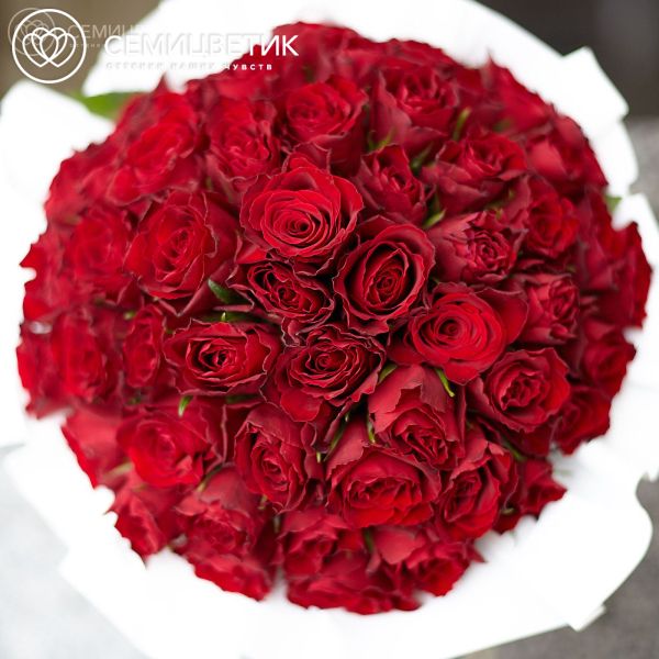 Букет в белой шляпной коробке Amour Mini из 35 красных роз (Кения)