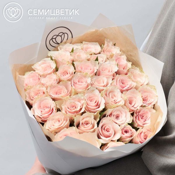 Букет из 35 нежно-розовый роз 30 см (Кения) в белой пленке