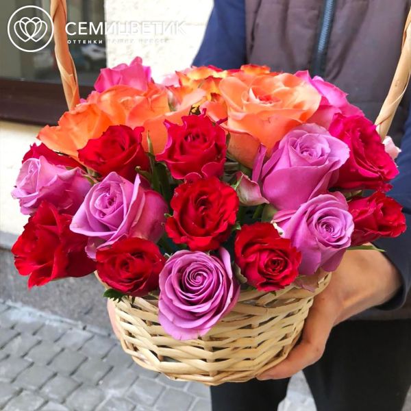 Композиция из 29 роз микс (Кения) в корзине
