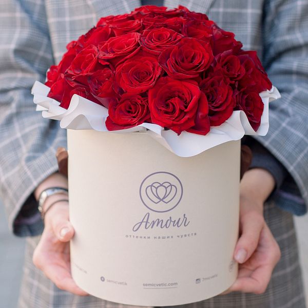 Букет в белой шляпной коробке Amour Mini из 23 красных с темной каймой роз Магия (Россия) 